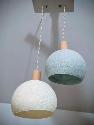 Lámpara doble artesanal de tela y madera.