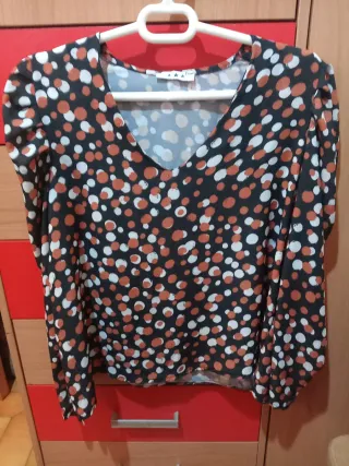 Camisa negra topos mangas abullonadas