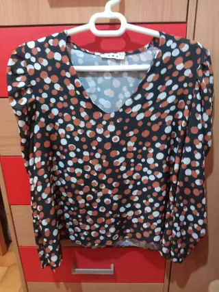 Camisa negra topos mangas abullonadas