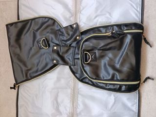 Bolso de viaje negro espacioso. Impermeables.