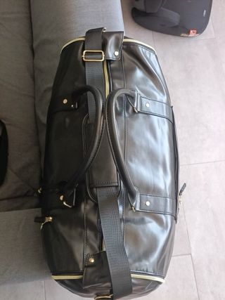 Bolso de viaje negro espacioso. Impermeables.