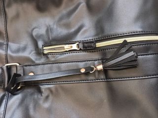 Bolso de viaje negro espacioso. Impermeables.