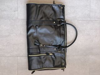 Bolso de viaje negro espacioso. Impermeables.