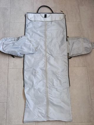 Bolso de viaje negro espacioso. Impermeables.