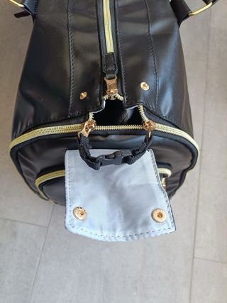 Bolso de viaje negro espacioso. Impermeables.