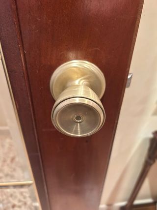 Puerta madera con vidriera decorada