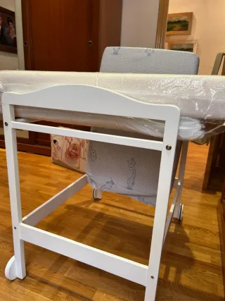 Minicuna blanca con ruedas