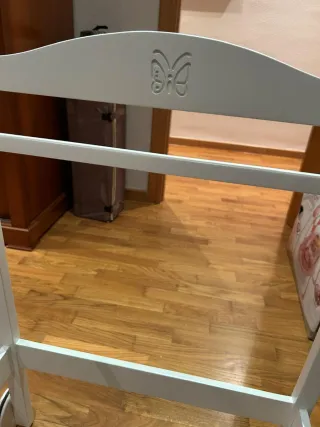 Minicuna blanca con ruedas