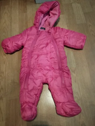 Buzo bebé rosa acolchado con capucha