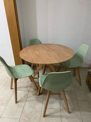 Mesa redonda y 4 sillas verdes