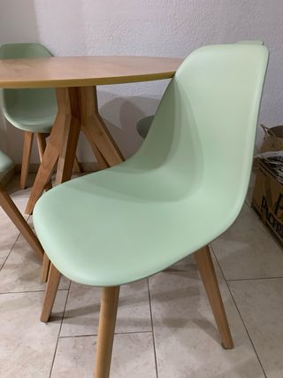 Mesa redonda y 4 sillas verdes