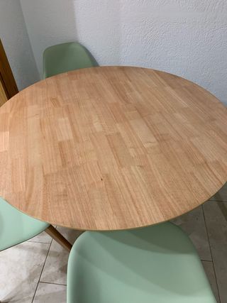 Mesa redonda y 4 sillas verdes