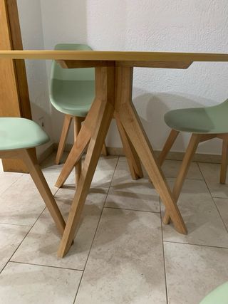 Mesa redonda y 4 sillas verdes