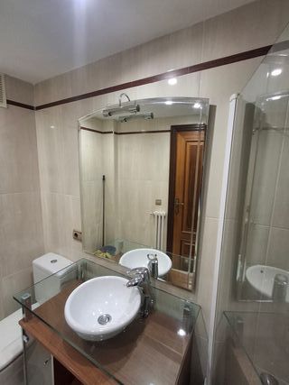 Mueble de baño con espejo y lavabo