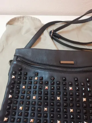 Borsa nera con borchie