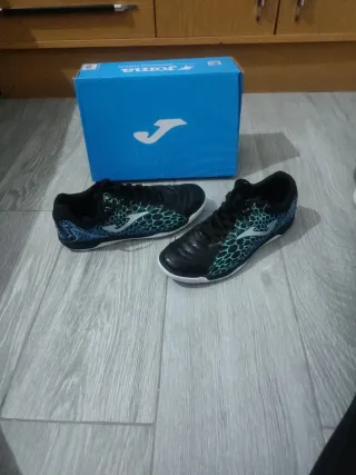Zapatillas fútbol sala Joma negras y turquesa