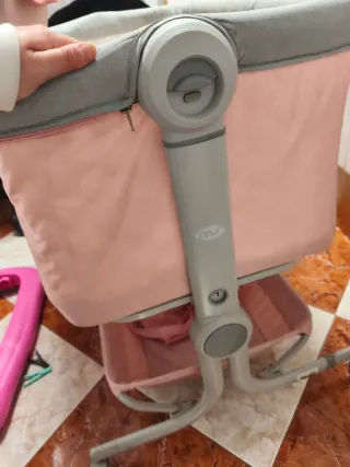 Minicuna rosa prácticamente nueva