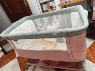 Minicuna rosa prácticamente nueva