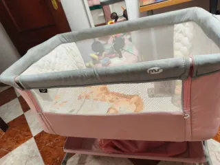 Minicuna rosa prácticamente nueva