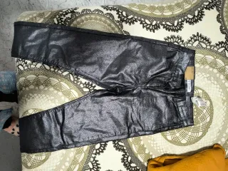 Pantalones negros y plateados