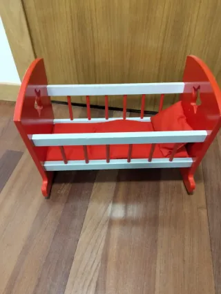 Cuna de juguete de madera roja
