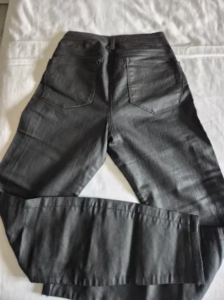 Pantalones encerados con cremalleras