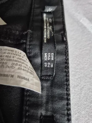 Pantalones encerados con cremalleras