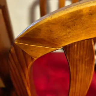 Juego de 6 sillas de madera y tela rojas