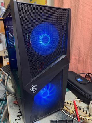 Ordenador MSI Negro con Luces Azules