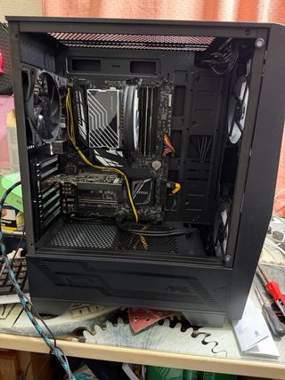 Ordenador MSI Negro con Luces Azules