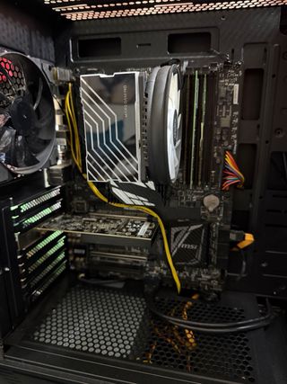Ordenador MSI Negro con Luces Azules