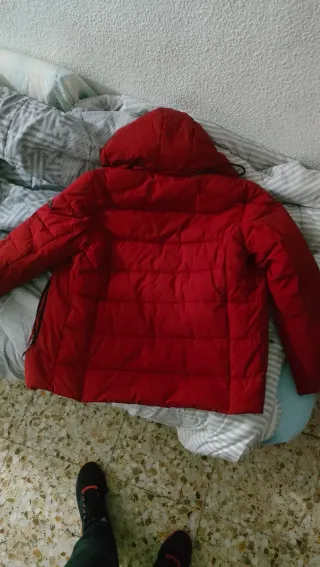 Chaqueta roja y gris