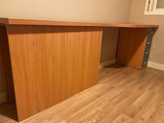 Escritorio de madera con cajones