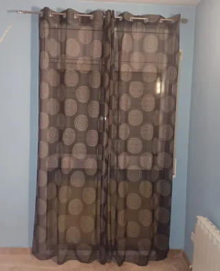 Cortinas azules con espirales blancas