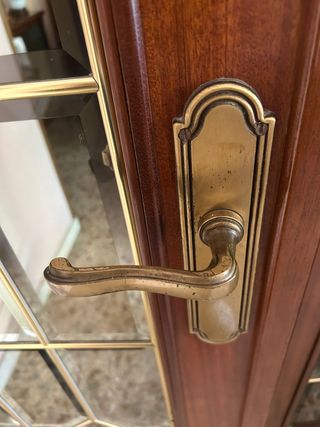 Puerta doble de madera con vidriera