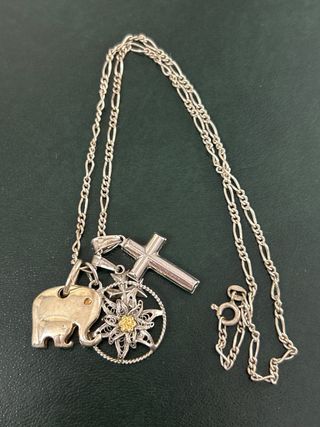 Collar de plata con colgantes