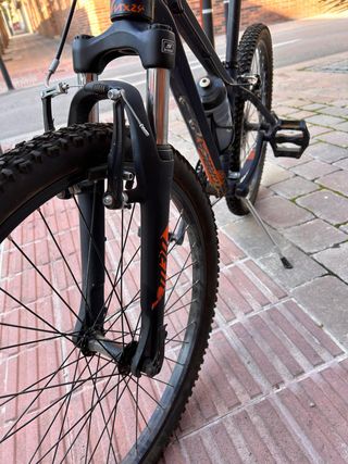 Bicicleta de montaña Orbea gris y naranja