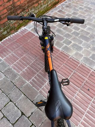 Bicicleta de montaña Orbea gris y naranja