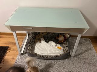 Mesa de cristal y madera