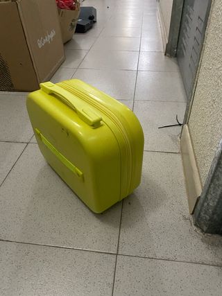Neceser de viaje amarillo con goma