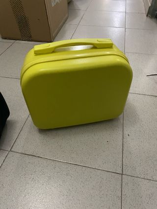Neceser de viaje amarillo con goma