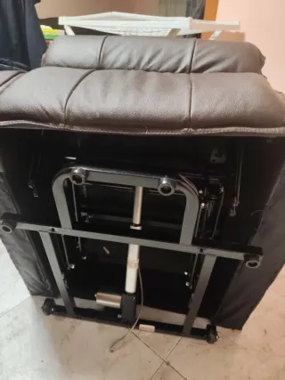 Elegante sillón elevador de piel