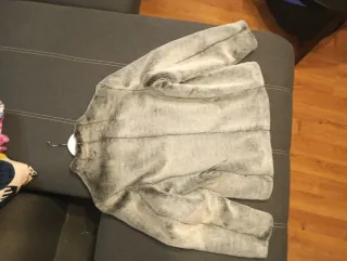 Chaqueta gris con pelo