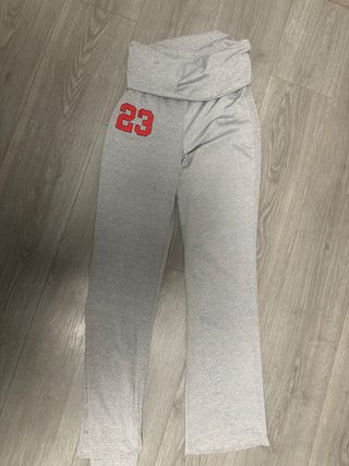 Mallas deportivas grises con número 23