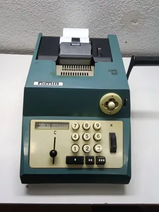 Calculadora antigua mecánica