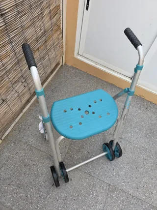 Andador con asiento y ruedas