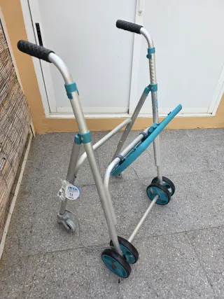 Andador con asiento y ruedas