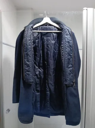 Elegante abrigo azul marino con chaleco interior