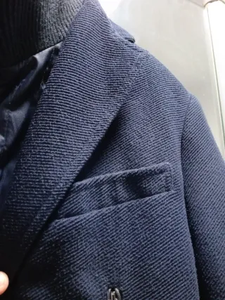 Elegante abrigo azul marino con chaleco interior