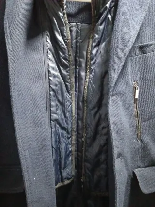 Elegante abrigo azul marino con chaleco interior